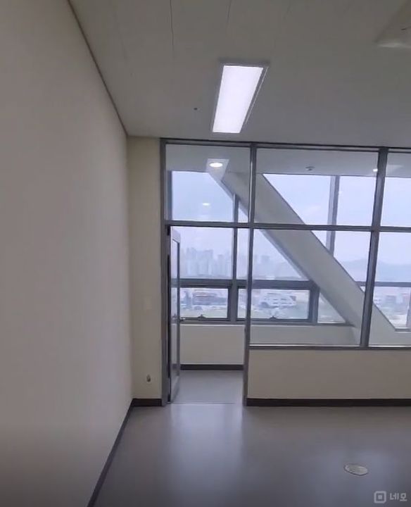 대로변 인근에 위치한, 주목도 높은 청라동 사무실 매물의 3번째 사진