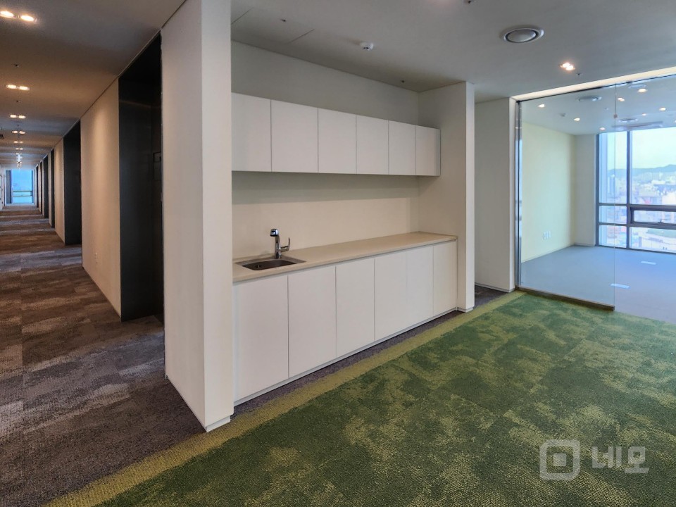 청량리역 바로 앞 역세권 프리미엄 오피스 기둥 없는 반듯한 호실 매물의 4번째 사진