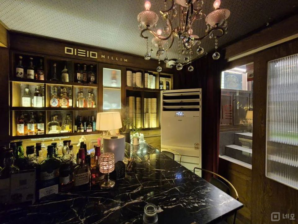 홍대입구역 도보 2분 역세권 반지층 바 매물의 2번째 사진