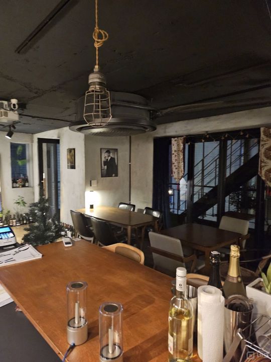 홍대 메인상권 위치, 인테리어 완비된 2층 와인바 매물의 4번째 사진