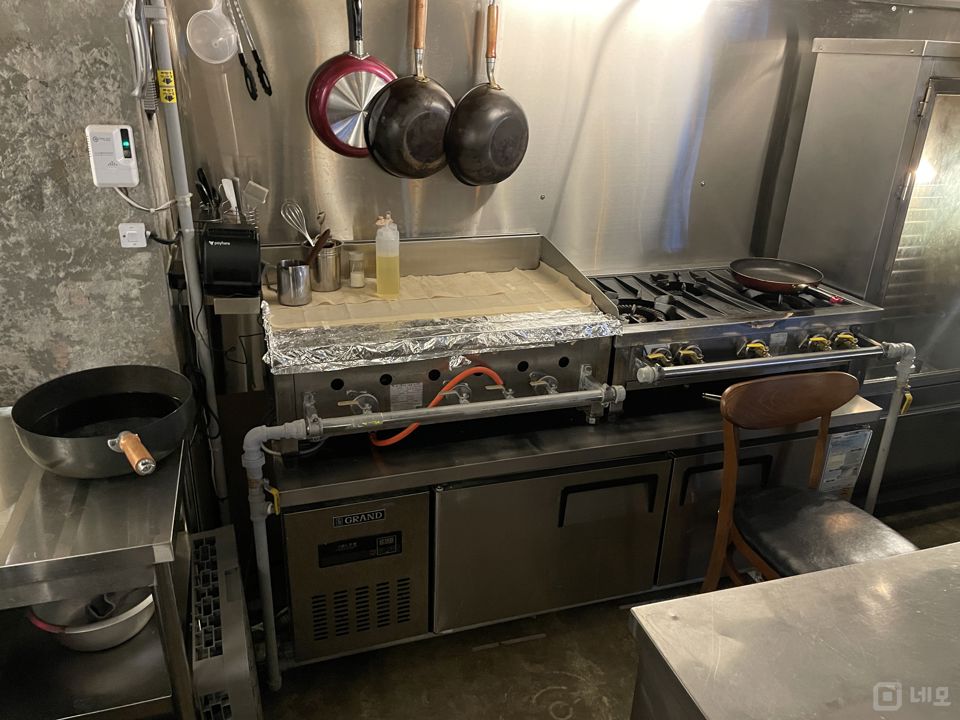 샤로수길 상권과 코너에 위치해 접근성과 가시성이 좋은 상가 매물의 3번째 사진