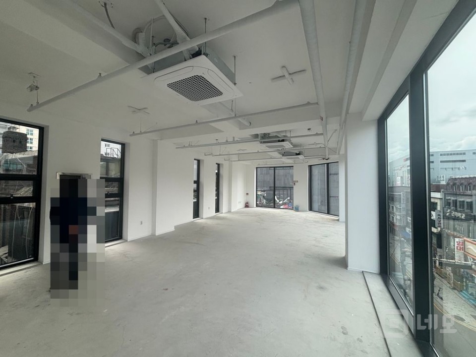 무권리 이대앞 신축 첫입주 이면 통창 개방감 좋은 상가 사무실 매물의 8번째 사진