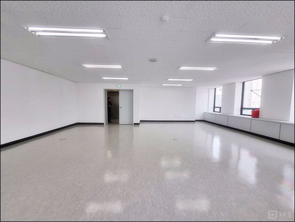 교대역 도보 1분 이내 위치 건물 내 외부 정말 깔끔한 사무실 임대 매물의 4번째 사진