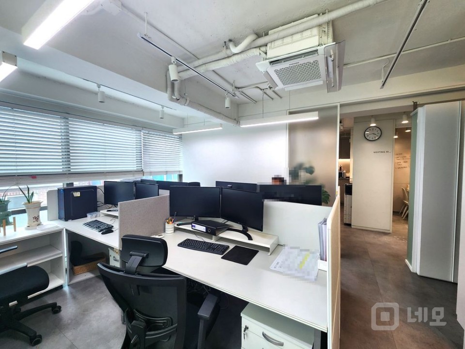 세련된 업무공간 O 더블역세권 O 출퇴근 용이 O 유리룸, 인테리어 완비 매물의 3번째 사진