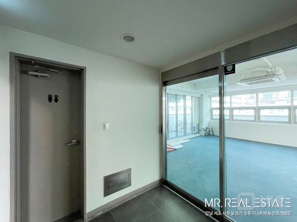 사진有.신사역 8번출구 인근.테라스有.접근성甲 매물의 2번째 사진