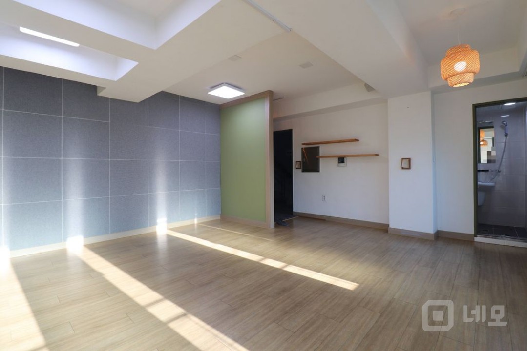 홍대 연남동 풍부한 자연광 작업실 사무실(바닥난방) 매물의 6번째 사진