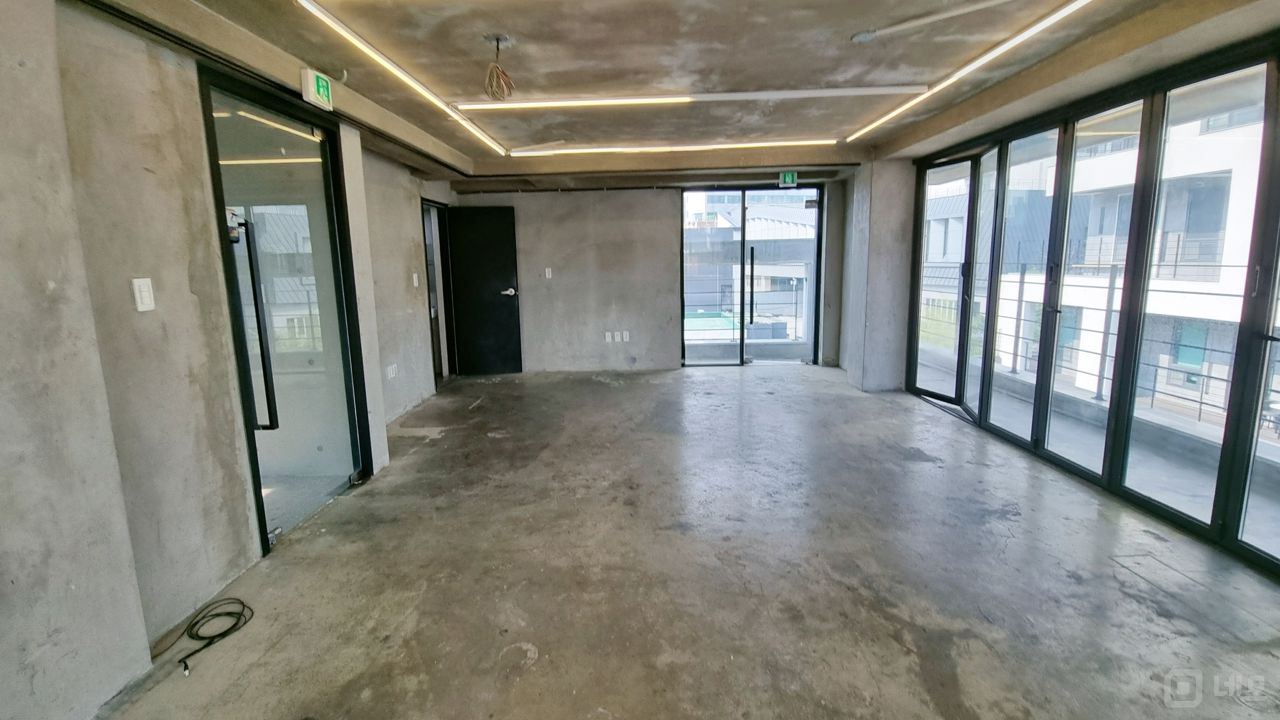 채광 우수한 남서향 5층 사무실 매물의 3번째 사진