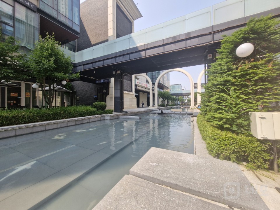 “수변 조망+유럽풍 감성! 송도 커낼워크 1층 상가 임차인 특별모집” 매물의 9번째 사진