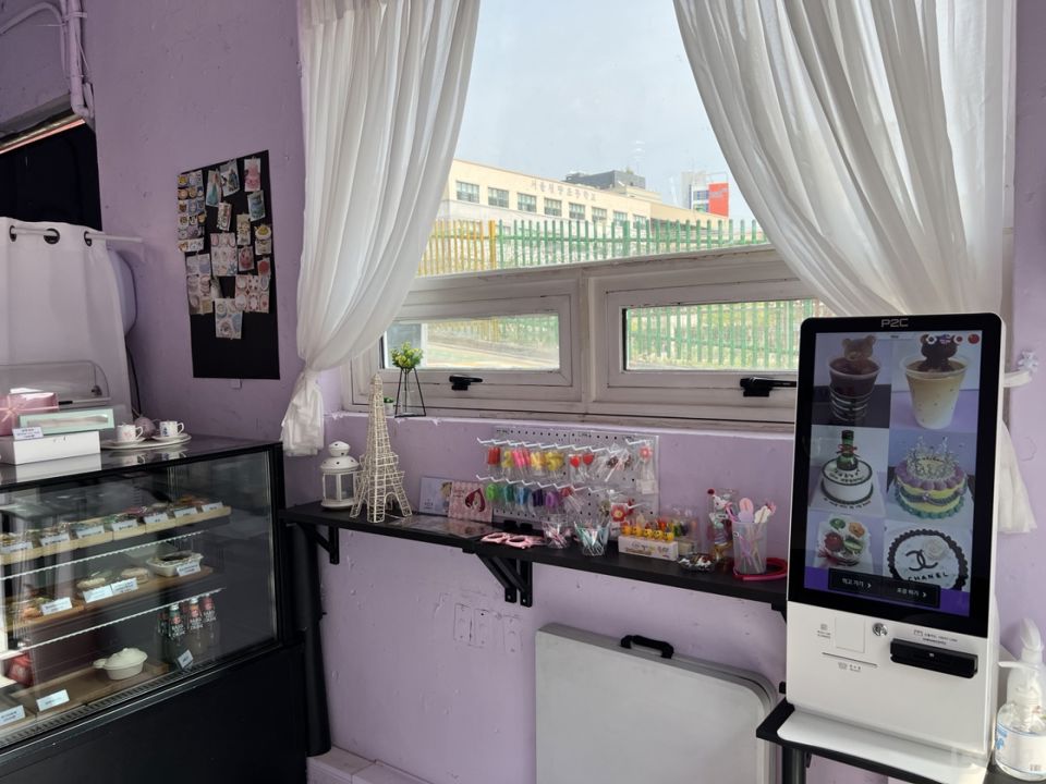 회기동 유동인구 많은 골목에 위치한 제과점 매물의 2번째 사진