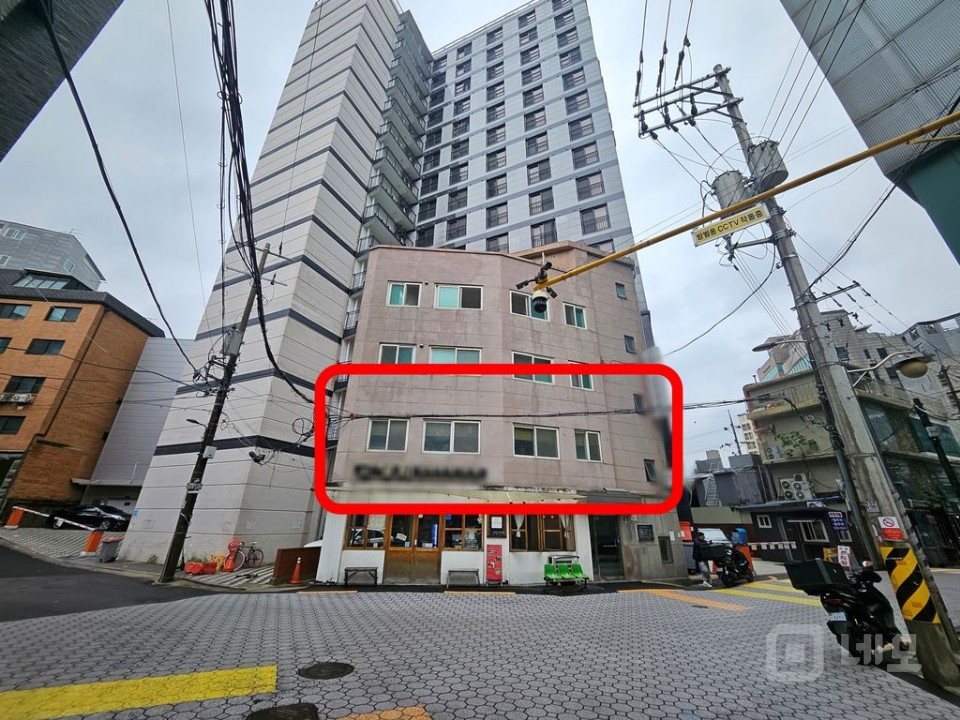RICH 무권리. 신촌기차역 인근. 접근성 좋은 2층. 가성비 매물 매물의 1번째 사진