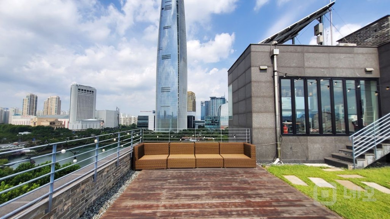 석촌호수길 롯데타워 뷰 8층+루프탑 상가사무실 매물의 16번째 사진