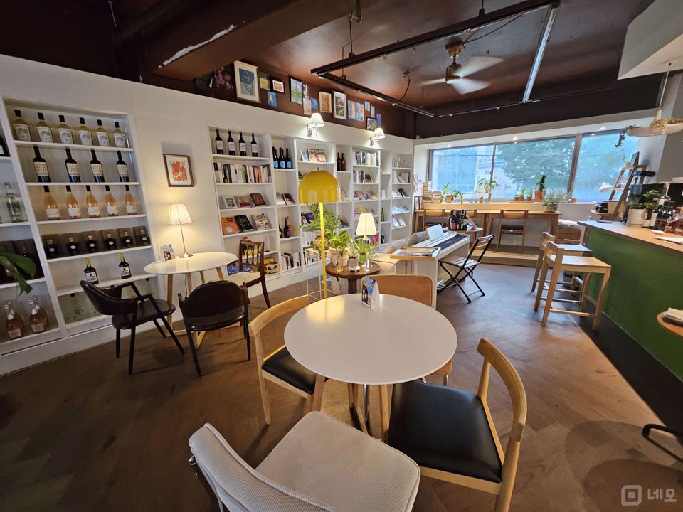 성수동 뚝도시장 메인거리에 위치한 2층 술집 매물의 3번째 사진