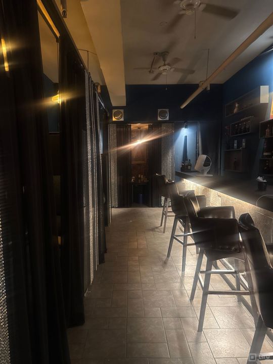 평촌역 도보 3분 거리에 위치해 접근성 좋은 모던 bar 임대 매물의 1번째 사진