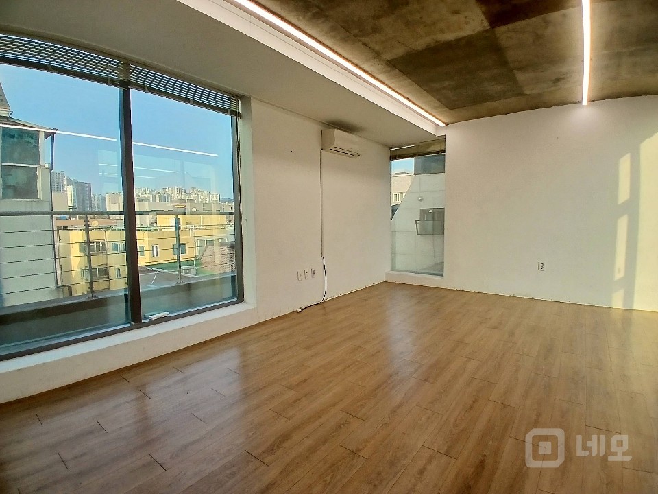 홍대입구역 15분 거리 신축급 조용한 주변의 고급 사무실 매물의 4번째 사진