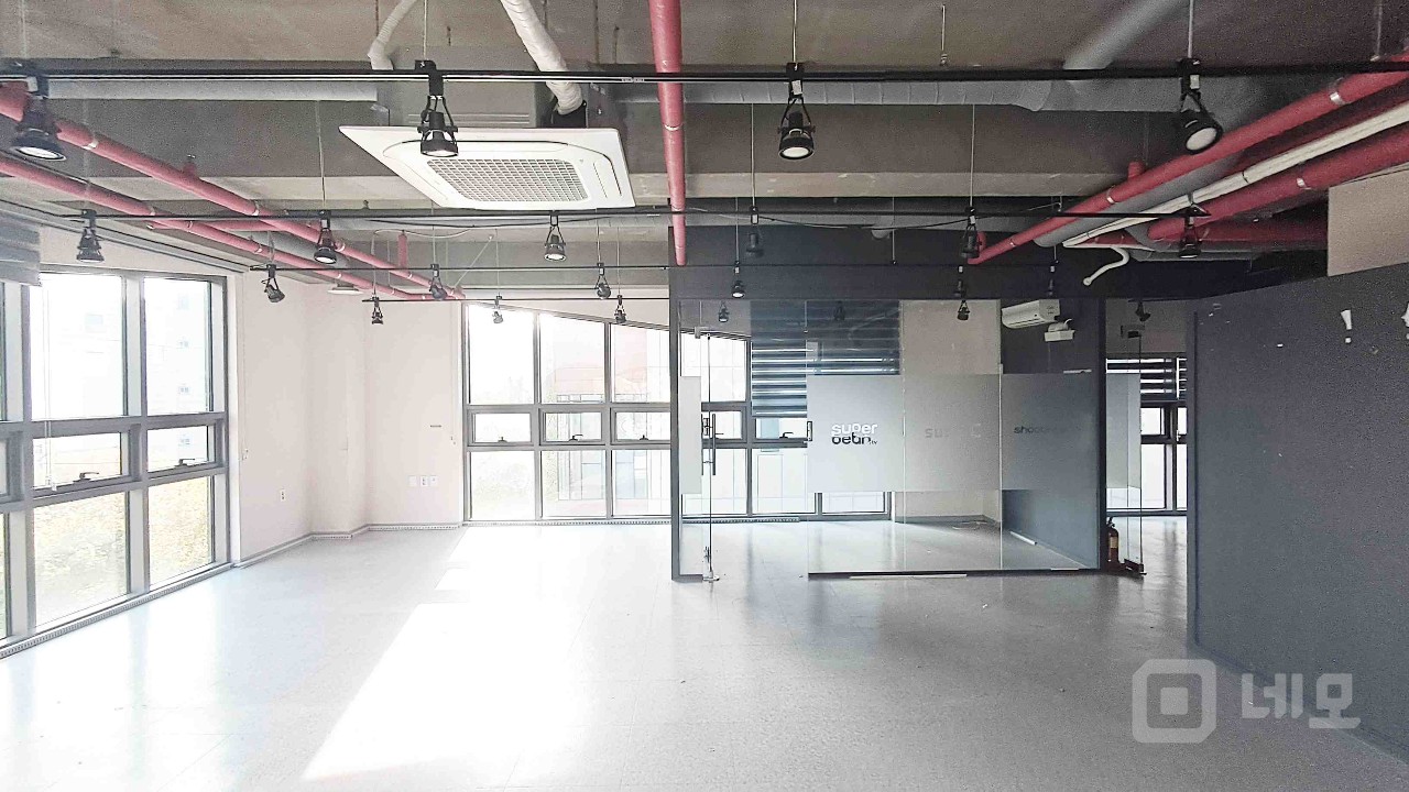 🏙️ [홍대·합정 신축건물] — 세련된 인테리어 & 즉시 입주 가능! 매물의 2번째 사진