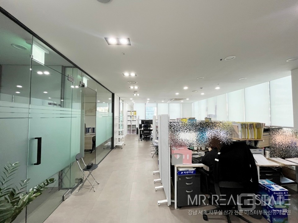 논현역1분 초역세권 단독층 빠른입주 대로변코너 무권리화이트톤인테리어 매물의 1번째 사진