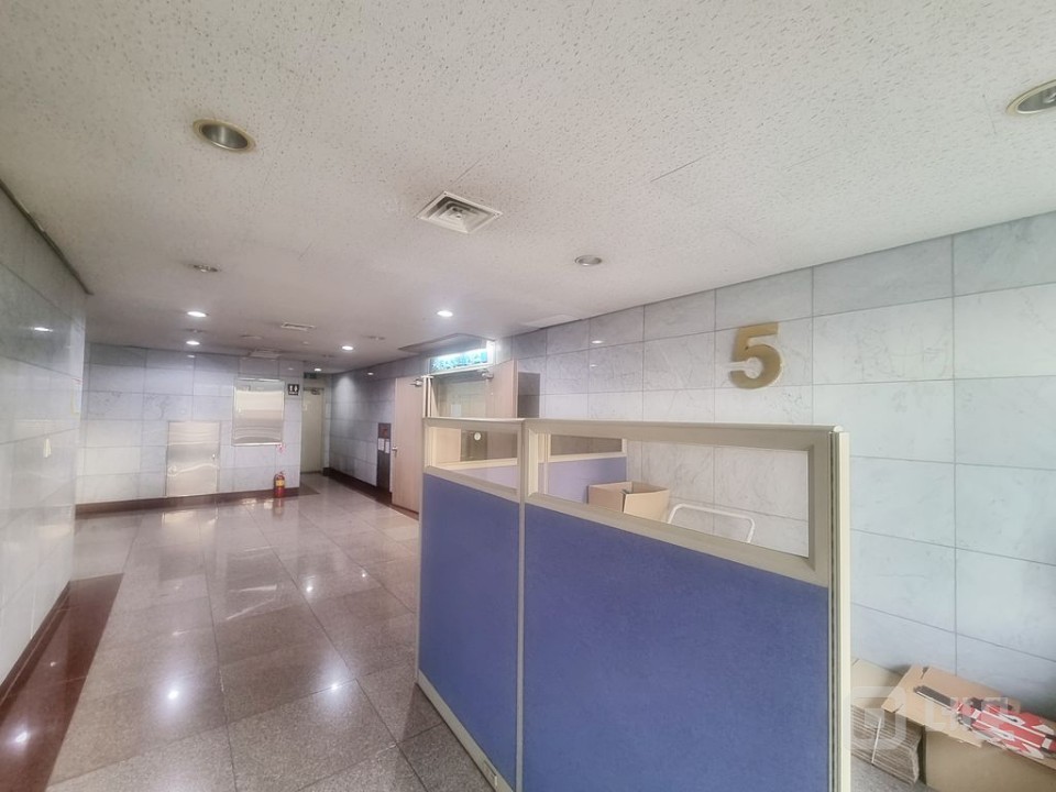  홍대 성산동사거리 대로변 가시성.가성비 아주좋은 독립단층 대형사무실!! 매물의 20번째 사진