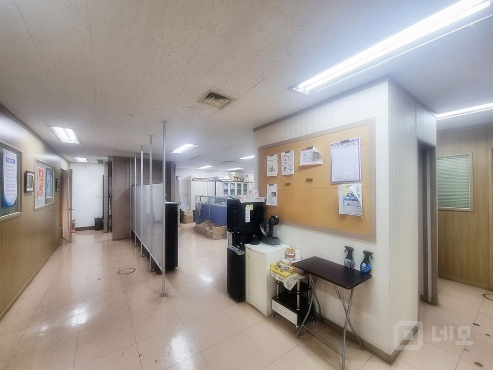  홍대 성산동사거리 대로변 가시성.가성비 아주좋은 독립단층 대형사무실!! 매물의 9번째 사진