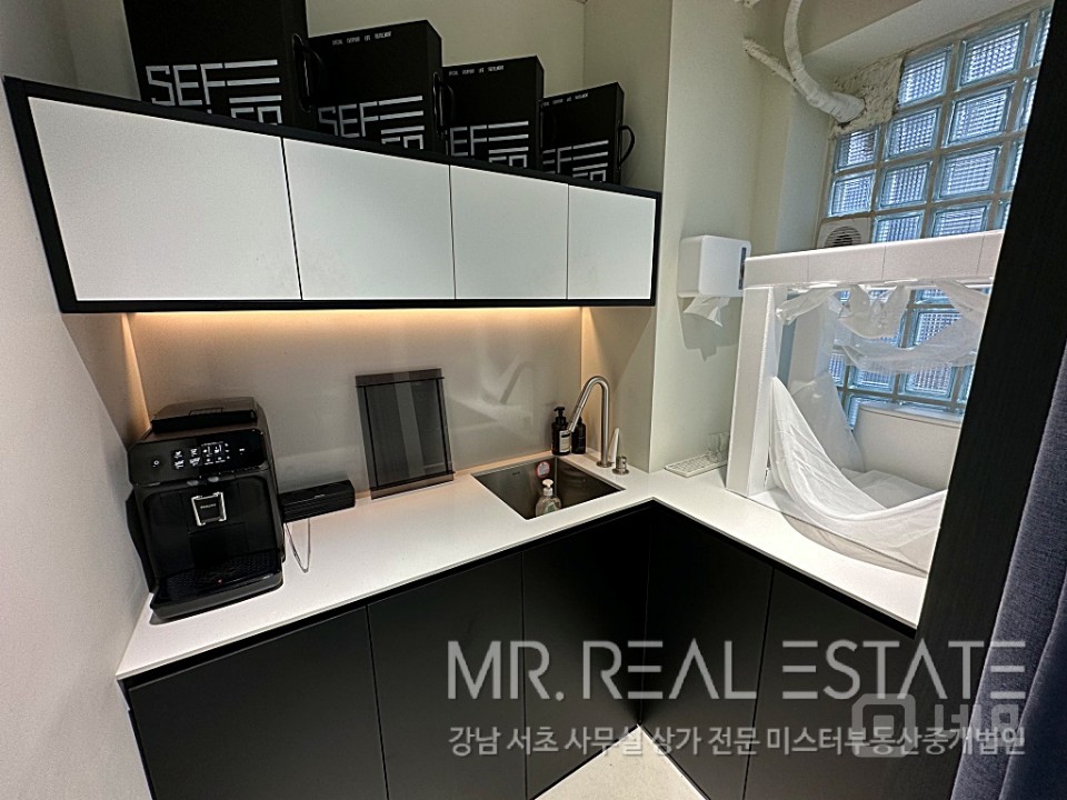 실사진 가로수길인근 코너건물 엘베 A급인테리어 자주식주차 매물의 9번째 사진