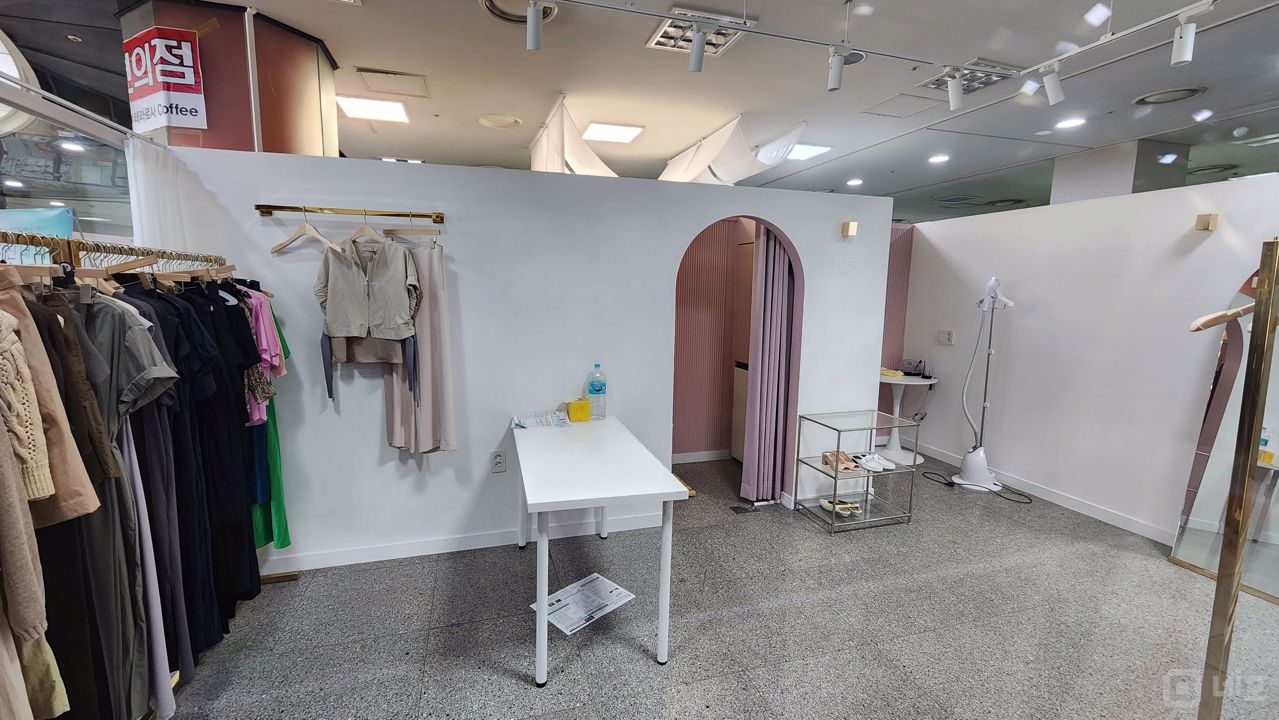 장지역 초역세권, 대형 상업단지 내부 위치해 상권 좋은 여성의류 전문점 매물의 1번째 사진