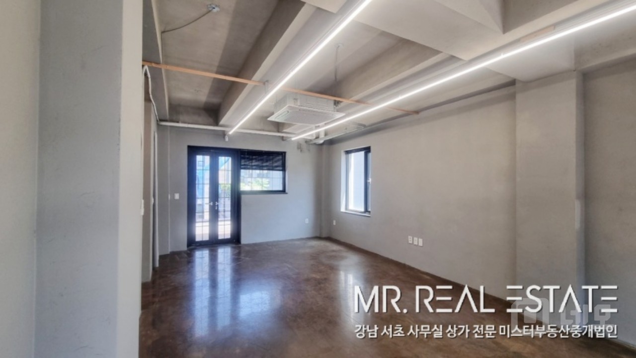 압구정역 인근.오픈형천장.내외관 인테리어 최상급. 매물의 6번째 사진