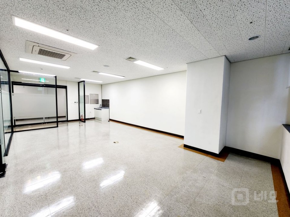 가산역 가성비사무실추천 실23평 깔끔한 인테리어 매물의 5번째 사진