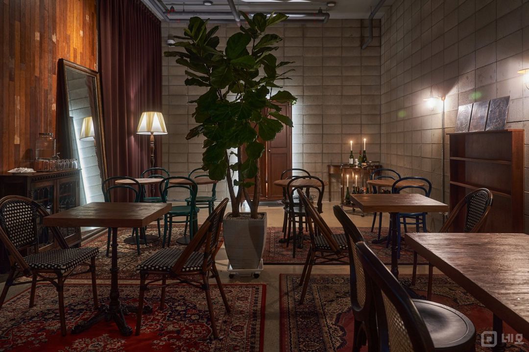 연남동 홍대입구역 역세권, 고급스러운 인테리어, 매출 좋은 바 매물의 1번째 사진