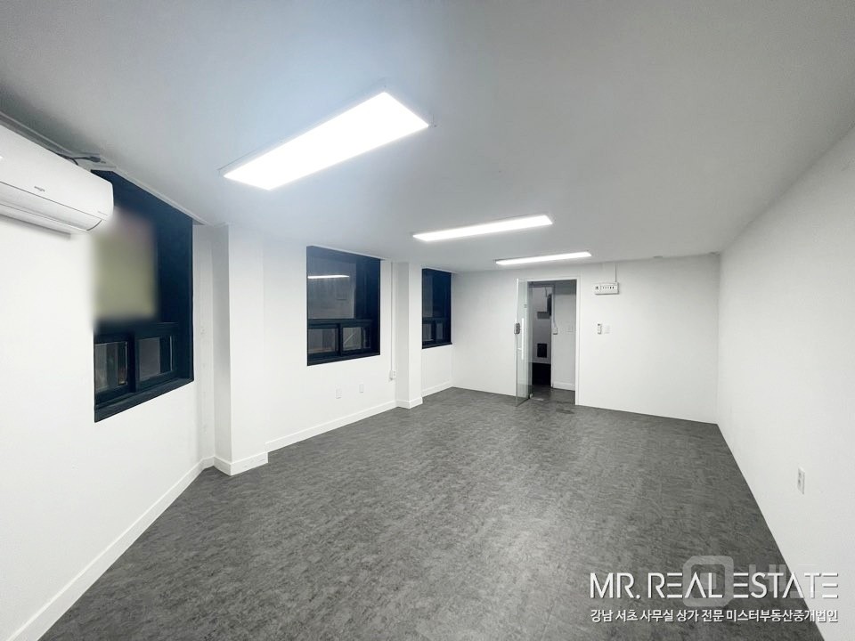 논현역인근.화이트톤.인테리어.깔끔한소형사무실. 매물의 3번째 사진