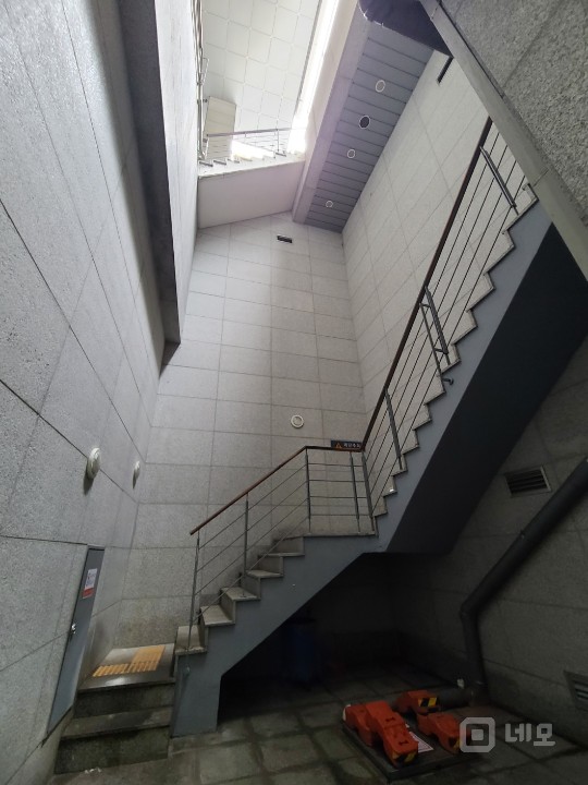 즉시입주 가능한 약78평 층고 높은 상가 사무실 매물의 5번째 사진
