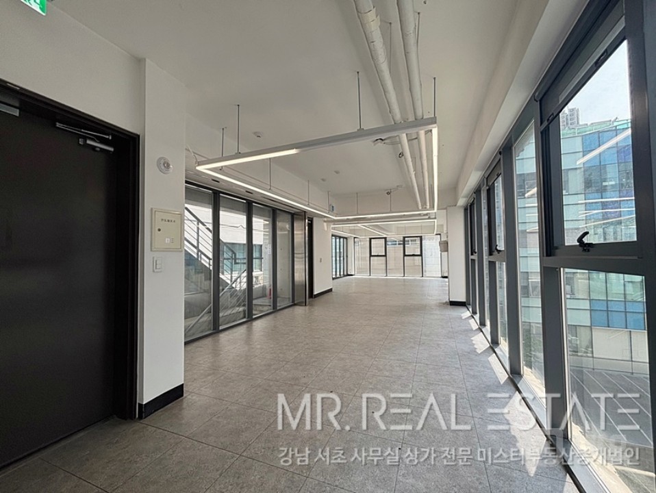 실사진.강남역.역세권.통창.홀딩도어.디자인건물 매물의 1번째 사진