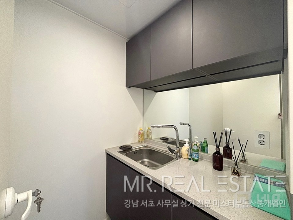 언주역 도보3분역세권.테라스있는 층고있는 사무실.개방감굳 매물의 5번째 사진