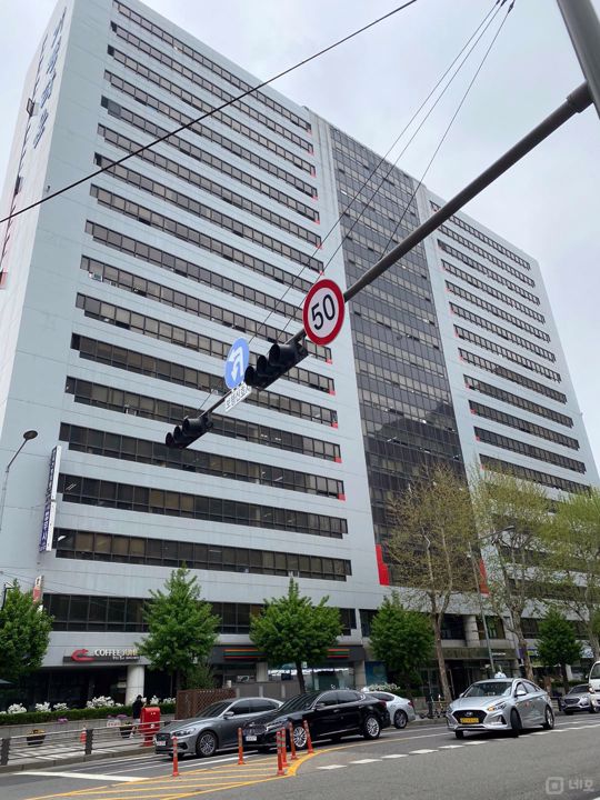 화이트톤의 깔끔하고 깨끗한, 수납공간이 많은 사무실입니다. 매물의 19번째 사진