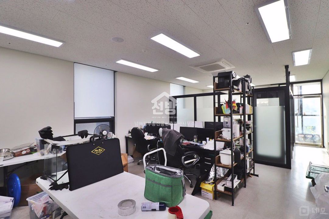 룸인테리어 설치된 사무실 매물 , 탕비공간 풀세팅 끝 매물의 1번째 사진