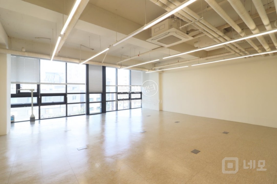 확장 후 약 23평 노출천정 깔끔한 내부 중소형평수 사무실 매물의 4번째 사진