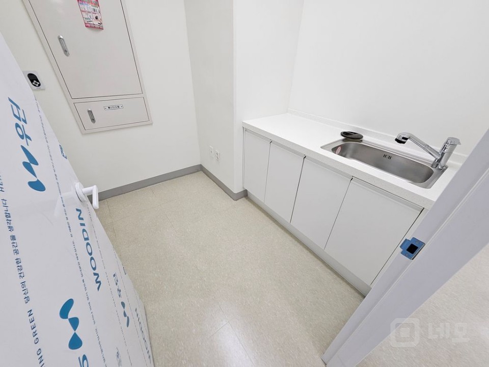 가산어반워크 사무실 실42평 룸2개 탕비실 즉시입주가능 매물의 8번째 사진