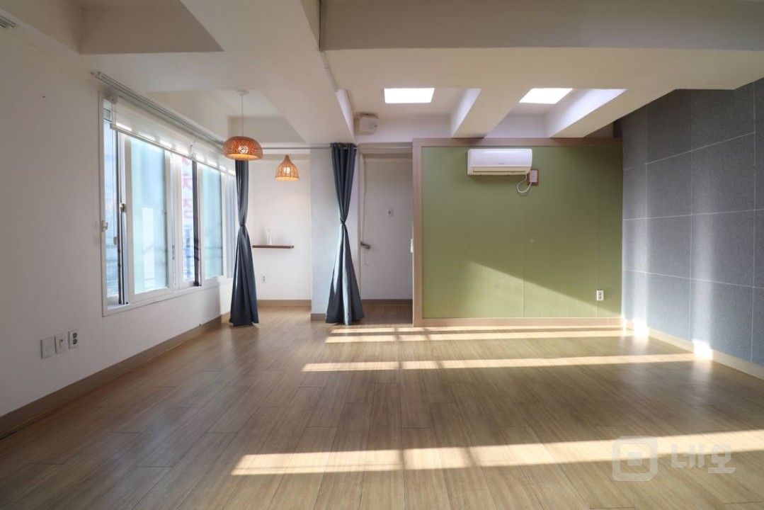 홍대 연남동 풍부한 자연광 작업실 사무실(바닥난방) 매물의 3번째 사진