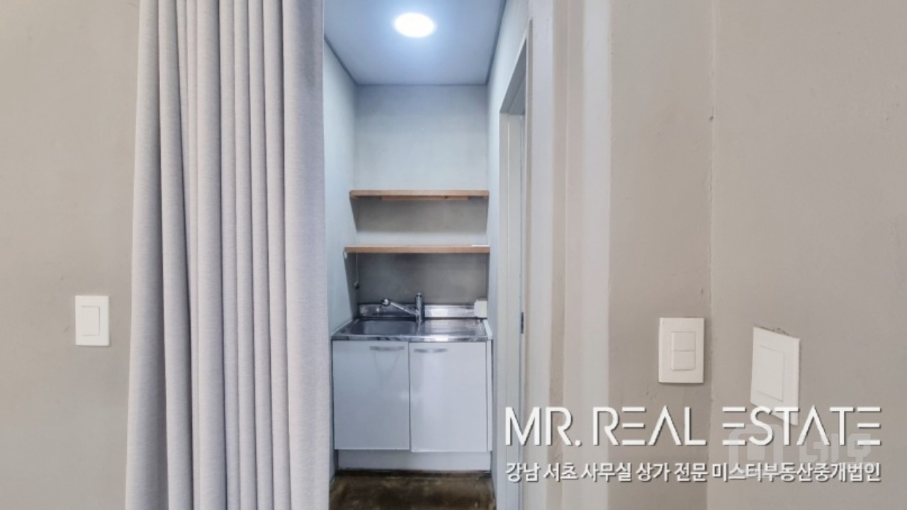 압구정역 인근.오픈형천장.내외관 인테리어 최상급. 매물의 8번째 사진