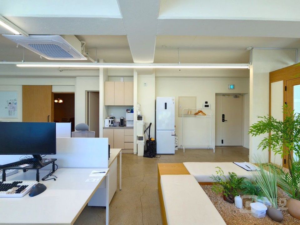 카페 감성 가득한 오피스, 창밖으로 녹음이 펼쳐지는 공간 매물의 6번째 사진