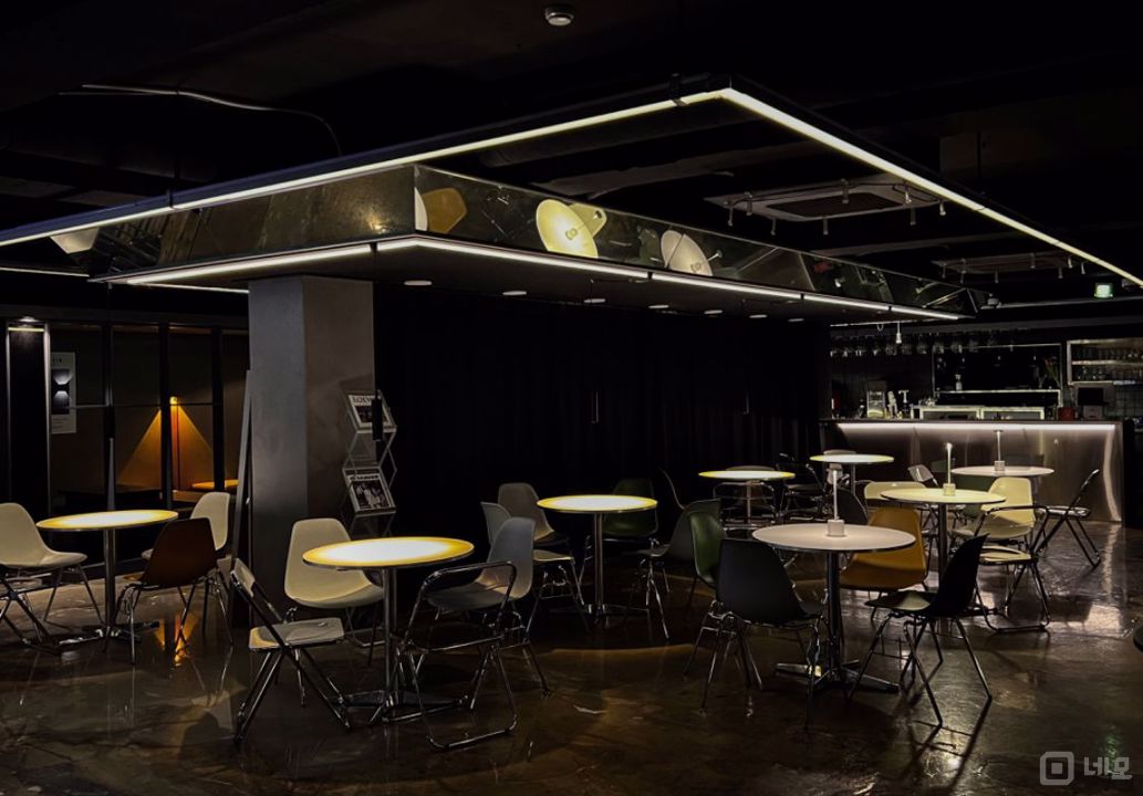 유동 인구 많은,  신사동 가로수길 2층 음식점 매물의 1번째 사진