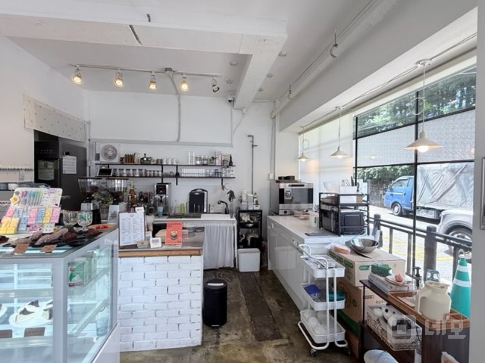 공원, 학교, 아파트 단지 등 유동인구 많은 카페 매물의 4번째 사진