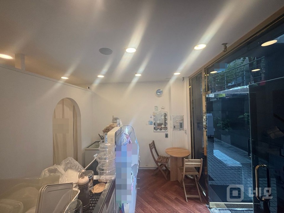 홍대 최고의 상권 버스킹거리 홍대정문 노출도 높은 상가 매물의 3번째 사진