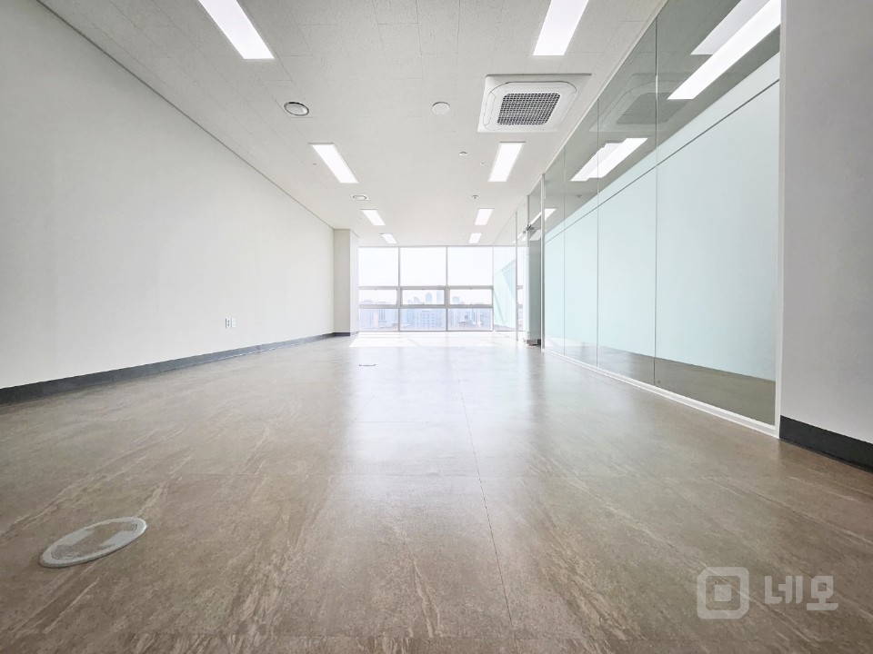 ⭐ 초역세권 사무실. 룸2개 풀인테리어 완료. 공용공간 굳 ⭐ 매물의 3번째 사진