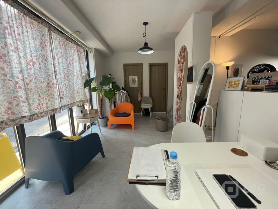 10.5평 채광좋은 통창 주차무 매물의 2번째 사진