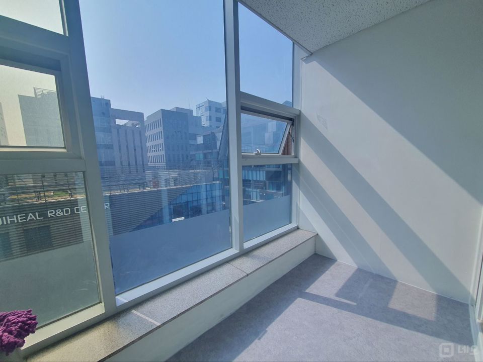 최근 리모델링 완료한 인테리어 사무실 즉시입주 가능 매물의 5번째 사진