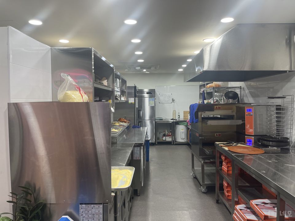 신사동 역세권, 꾸준한 월 매출 피자점 매물의 3번째 사진
