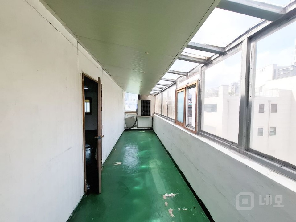 🏢✨ 종로 충신동, 발코니 포함 넓은 사무실 임대! 🚇 매물의 4번째 사진