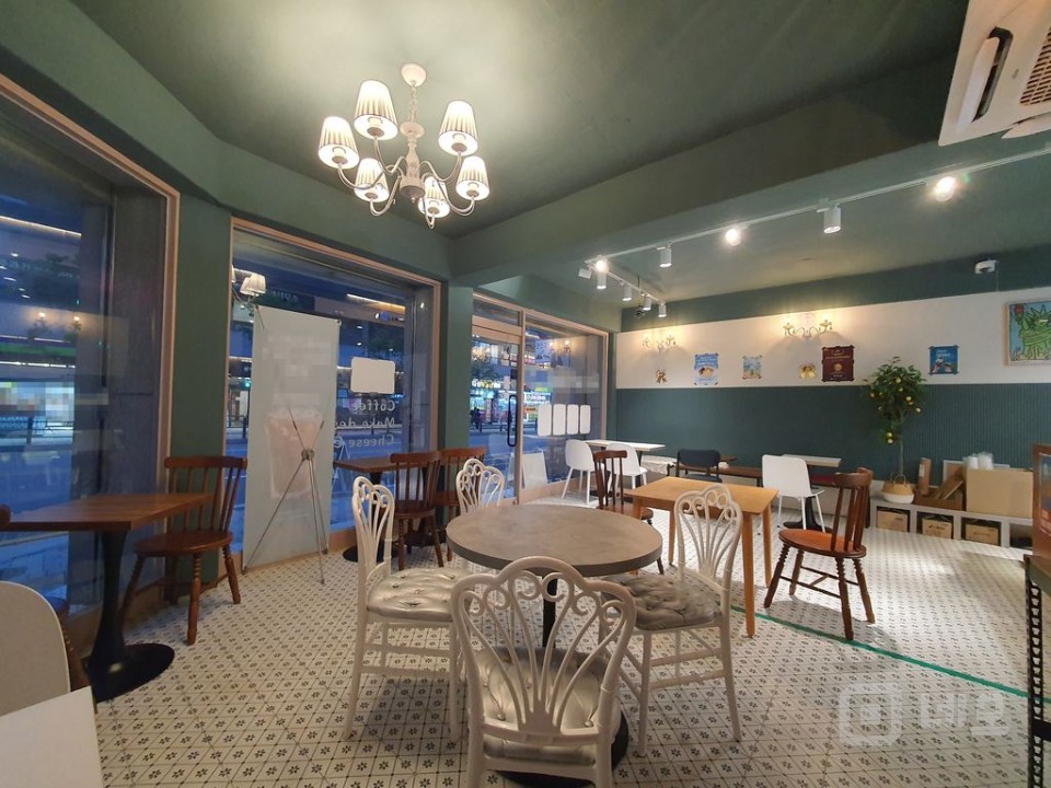 유동 풍부한 길목 상가 임대 매물의 1번째 사진