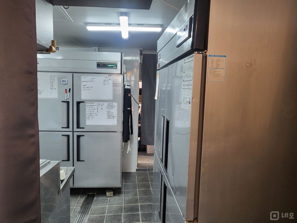 대로변 1층, 모던한 인테리어가 완비된 반여동 부대찌개 매물의 3번째 사진