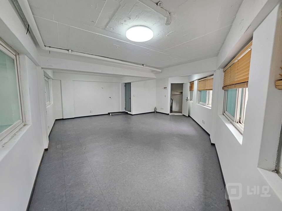 RICH 무권리. 신촌기차역 인근. 접근성 좋은 2층. 가성비 매물 매물의 5번째 사진