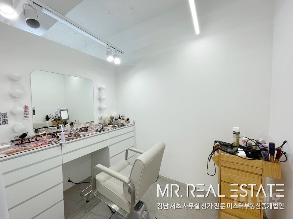 강남구청역도보1분.메이크업샵.발렛가능 매물의 10번째 사진